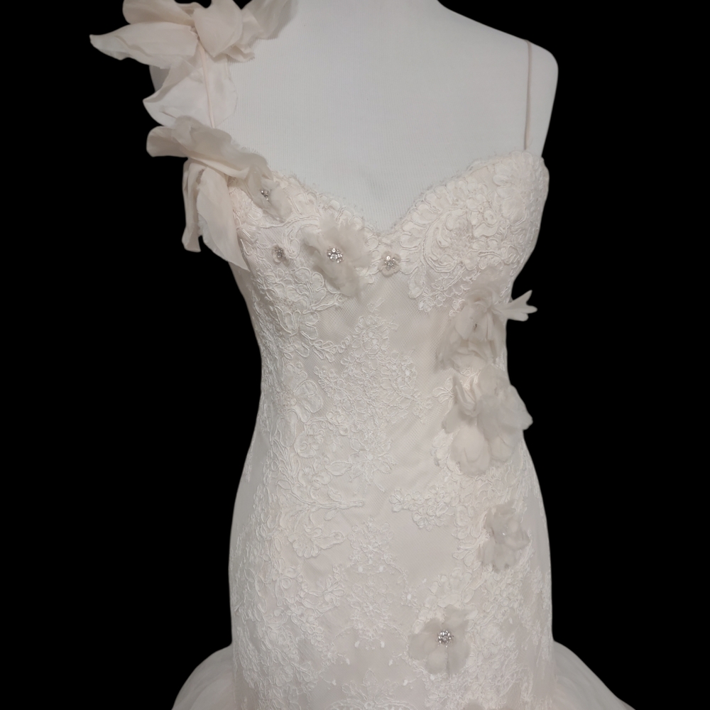 Vintage Lazaro Wedding Gown - A Former Kleinfelds Sample - Size 8 - Picture 4 of 8
